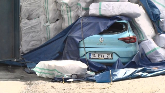 Virajı dönen kamyon park halindeki 2 aracın üzerine devrildi