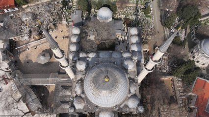İstanbul’daki camiler mahyalarla süslendi