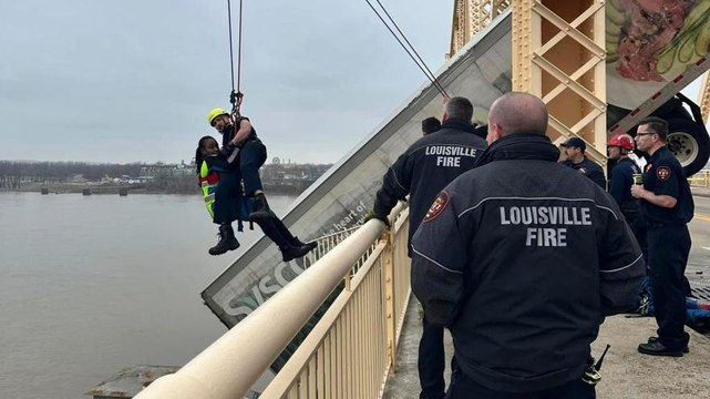 Camion in bilico sul ponte, incredibile salvataggio