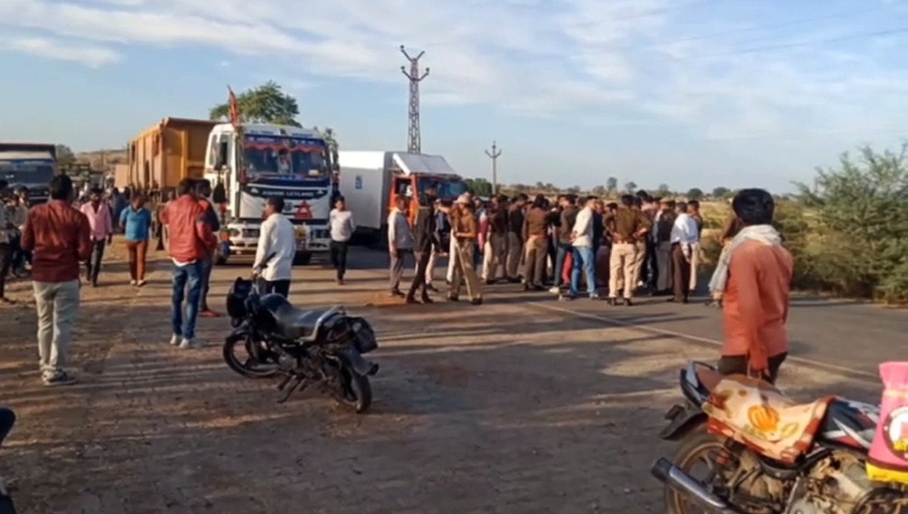 ट्रेलर ने बाइक चालक को लिया चपेट, मुआवजे की मां...