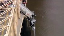 شاحنة تتدلى من فوق جسر وإنقاذ السائق بصعوبة