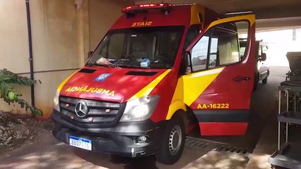 Cortando galho de árvore, homem sofre queda e é socorrido pelo Siate