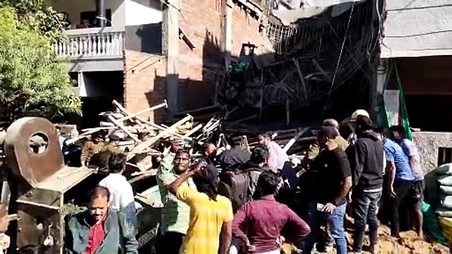 एक मजदूर को पैर और एक को हाथ में फ्रैक्चर है