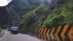 Rocha gigante se desprende e esmaga caminhões em rodovia no Perú