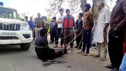 विक्षिप्त युवक कुएं में कूदा