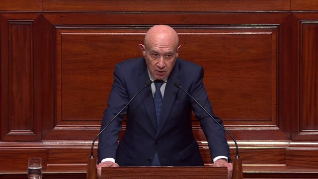 J'étais pétrifié : le sénateur Claude Malhuret raconte son expérience de médecin, avec une jeune patiente ayant pratiqué un avortement clandestin