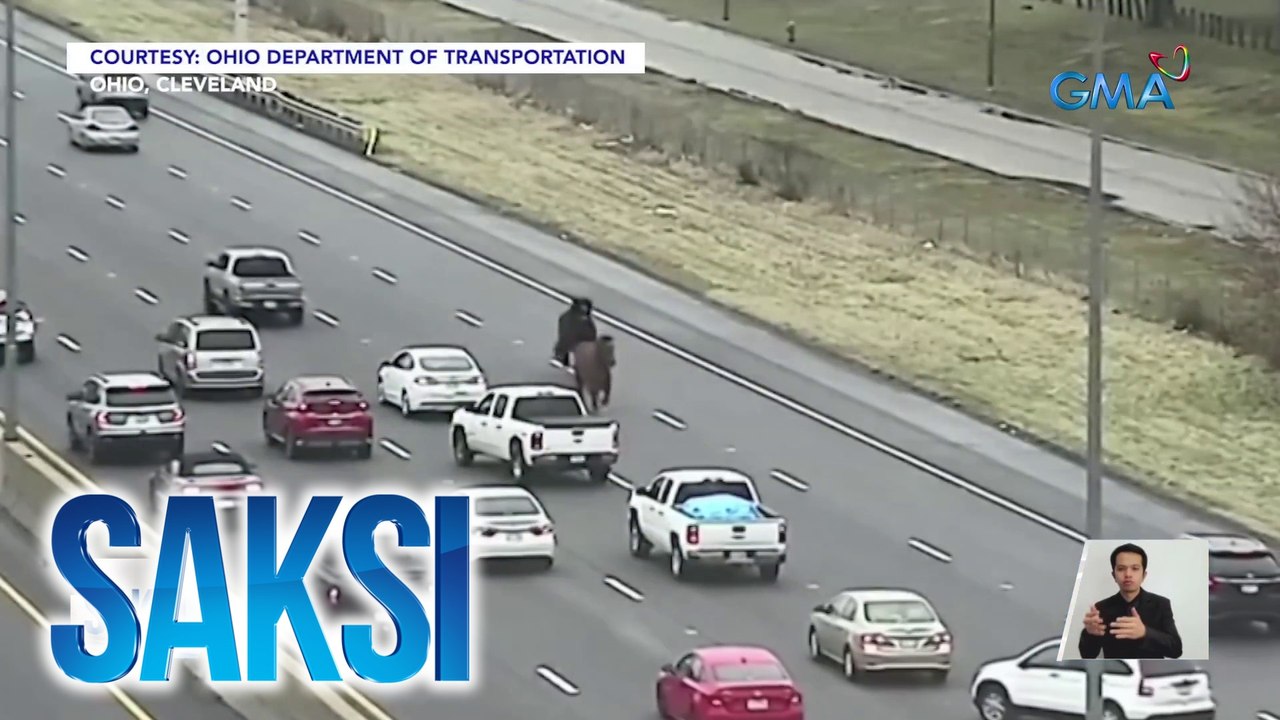 2 nakatakas na kabayo, mistulang nakipagpatintero sa mga sasakyan | Saksi