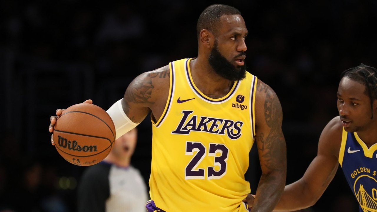 LeBron James Scores 40,000th Point in Loss to D...