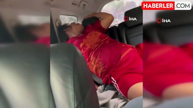 Hamile kadın hastaneye 300 metre kala aracın arka koltuğunda doğum yaptı