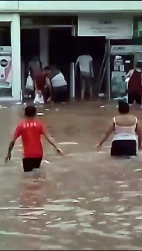 Vecinos saquearon una farmacia en Corrientes tras el temporal