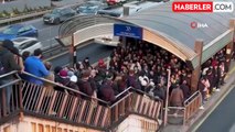Mecidiyeköy metrobüs durağında insan seli