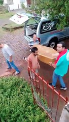 Paranaense comemora após receber caixão de presente do genro: 'Era o meu sonho'