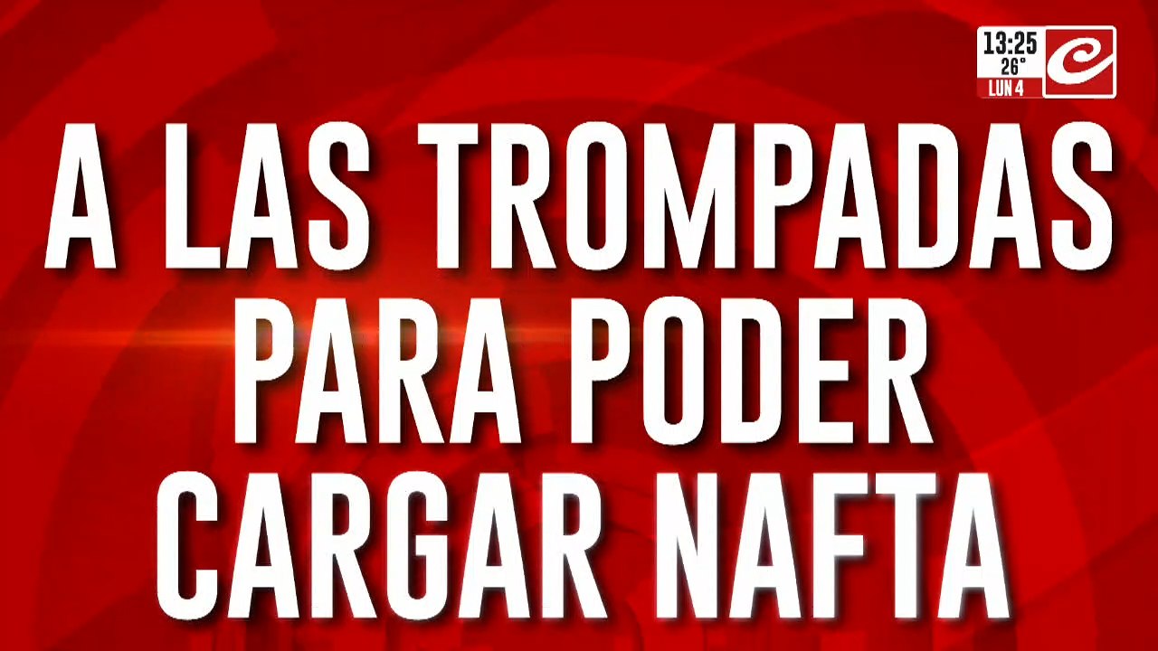 A las trompadas para poder cargar  nafta: dos mujeres se pelearon por el lugar en la fila