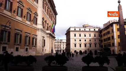 Un arcobaleno compare su Palazzo Chigi e su Montecitorio dopo la pioggia