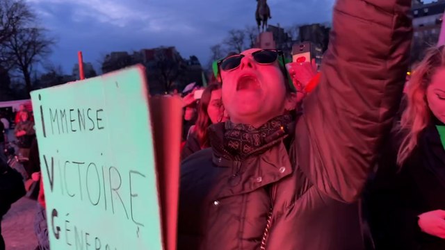« Je ne pensais pas que ça arriverait » : émotion sur la place du Trocadéro après le vote pour l’inscription de l’IVG dans la Constitution