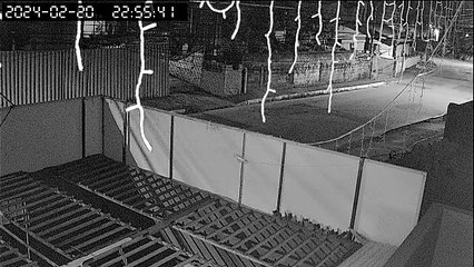 Vídeo registra momento em que homem morto pela PM joga pedras contra casa da ex-companheira