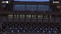 Francia, sulla Tour Eiffel celebrato il diritto all'aborto in Costituzione