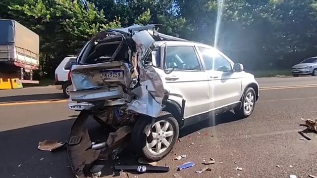 Acidente deixa 2 moradores de Cruzeiro do Oeste feridos na PR-323 em Umuarama