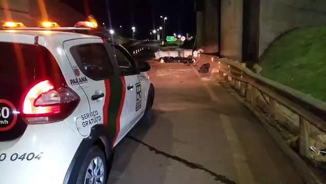DER sinaliza Trevo Cataratas para retirada de arroz que caiu na pista durante tombamento de Bitrem