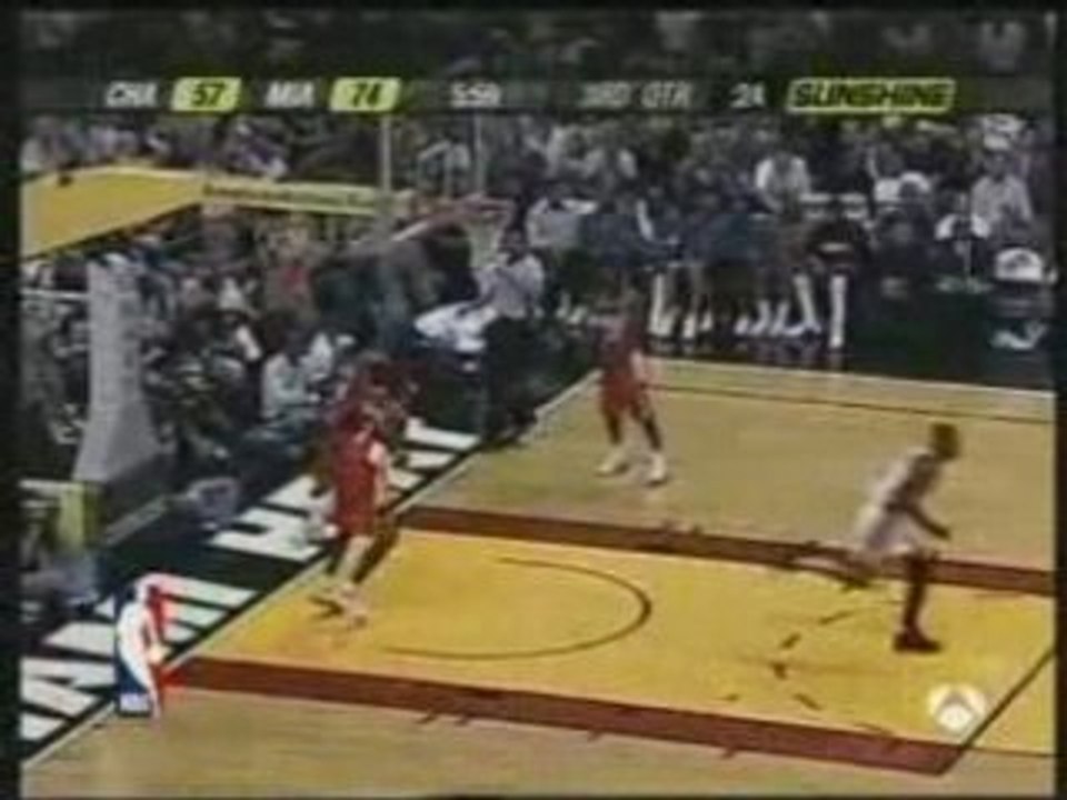 Nba - dwyane wade dunks vs bobcats