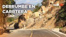 Enormes rocas cayeron sobre vehículos en la carretera