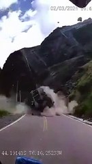 Pedra gigante se desprende de montanha e atinge dois caminhões