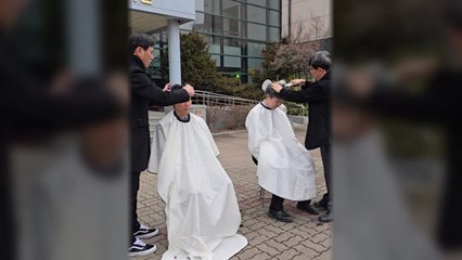 강원대 의대 교수들 삭발..."일방적인 의대 증원 반대" / YTN