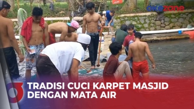 Sambut Bulan Ramadhan, Puluhan Remaja di Semarang Cuci Karpet Masjid dengan Matar Air