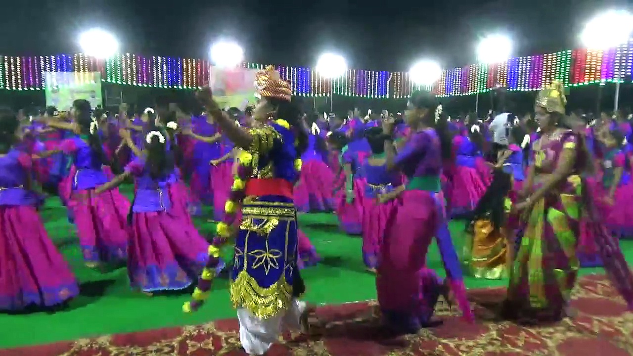 திருப்பூரில் ஆயிரக்கணக்கானோர் பங்கேற்ற வள்ளி கும்மியாட்டம்; மெய்சிலிர்த்து பார்த்த நடிகர் ரஞ்சித்