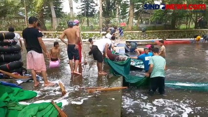 Tradisi Sambut Ramadhan, Puluhan Remaja Cuci Karpet Masjid dengan Mata Air