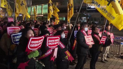 Why have 10,000 junior doctors in South Korea resigned in protest against the government?