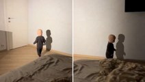 La reacción de un bebé al descubrir su propia sombra
