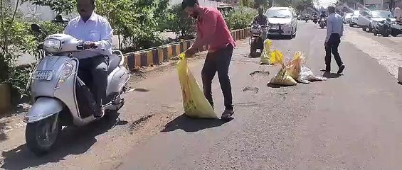 Video: प्रशासन ने ध्यान नहीं दिया तो खुद ही सडक़ों की मरम्मत करने लगे दयानंद