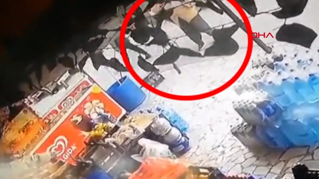 Sultangazi'de çöp kovası hırsızlığı kamerada