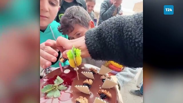 İlk kez doğum gününü sürpriz partiyle kutlayan zihinsel engelli gencin tepkisi izleyenleri duygulandırdı