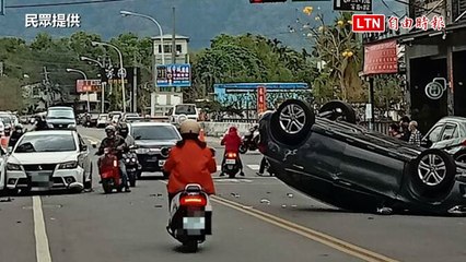 超驚險！埔里市區路口2車擦撞 200萬賓士休旅車四輪朝天(民眾提供)