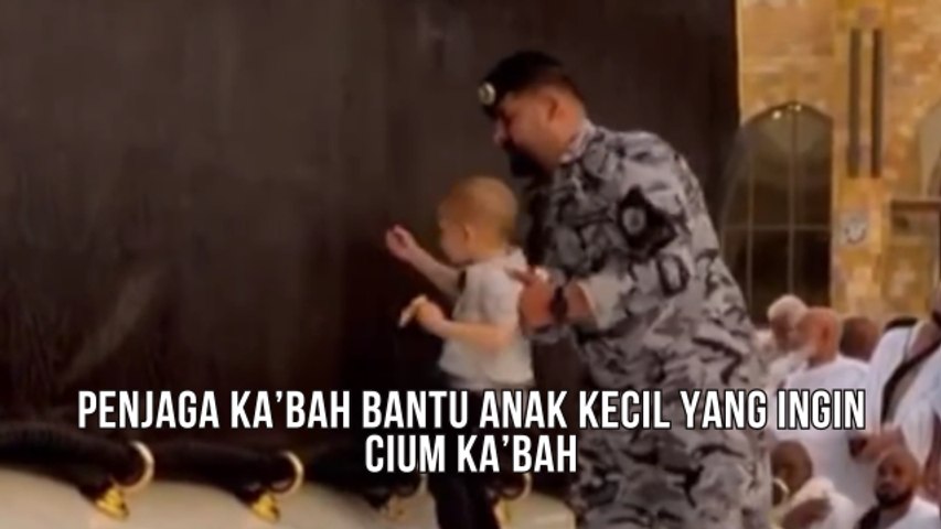 Momen Haru, Penjaga Ka'bah Bantu Anak Kecil Yang Ingin Mencium Ka'bah