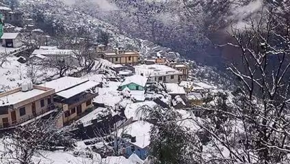 एक बार फिर मौसम का मिजाज बदल चुका है,पहाड़ों पर हुई बर्फबारी