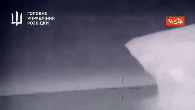 Due droni marini ucraini colpiscono il pattugliatore russo Sergiy Kotov, ecco il video