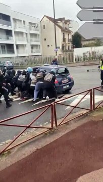 Tensions entre forces de l'ordre et lycéens de Cachan - Un blocus déclenche des affrontements dans le Val-de-Marne.-