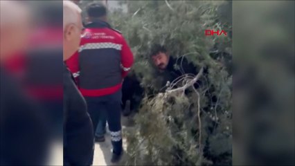 Seçim çalışmasında üzerine ağaç devrilen başkan adayının ayağı kırıldı