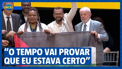 Lula posa com a bandeira da Palestina e diz: "o tempo vai provar que eu estava certo"
