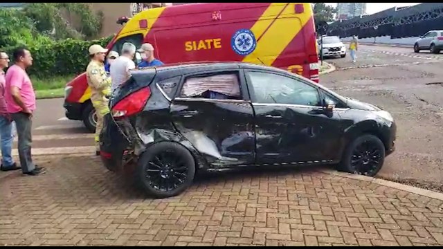 Forte colisão entre carro e ônibus é registrada na Rua JK, no Centro; mãe e bebê de dois meses são socorridas