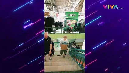 Ed Sheeran Terciduk Beli Baju Bekas di Pasar Santa Jakarta