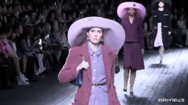 A Parigi Chanel omaggia Deauville, cappello da spiaggia protagonista