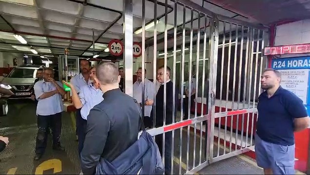 Los empleados del parking están atónitos ante lo que está sucediendo porque los usuarios tienen que desalojarlo por orden judicial