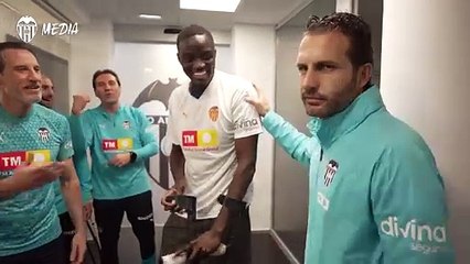 ¡Diakhaby junto al resto de sus compañeros tras la grave lesión que sufrió!