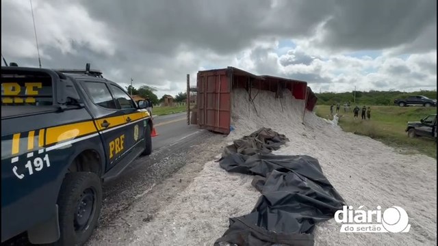Carreta carregada de caroços de algodão que seguia do MT para o RN, tomba na BR 230, no Sertão da PB