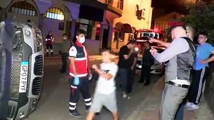 Virajı alamadı cami merdivenlerine çarptı! Takla atan otomobilde 2 yaralı