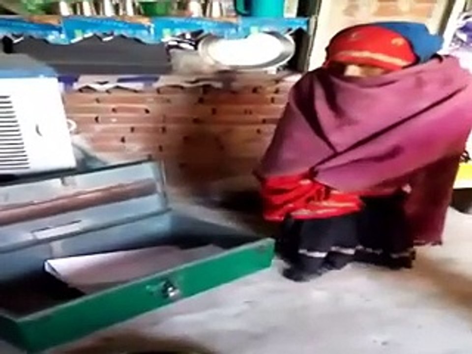 तीन मकानों से चोर जेवरात व नकदी निकालकर ले गए-v...
